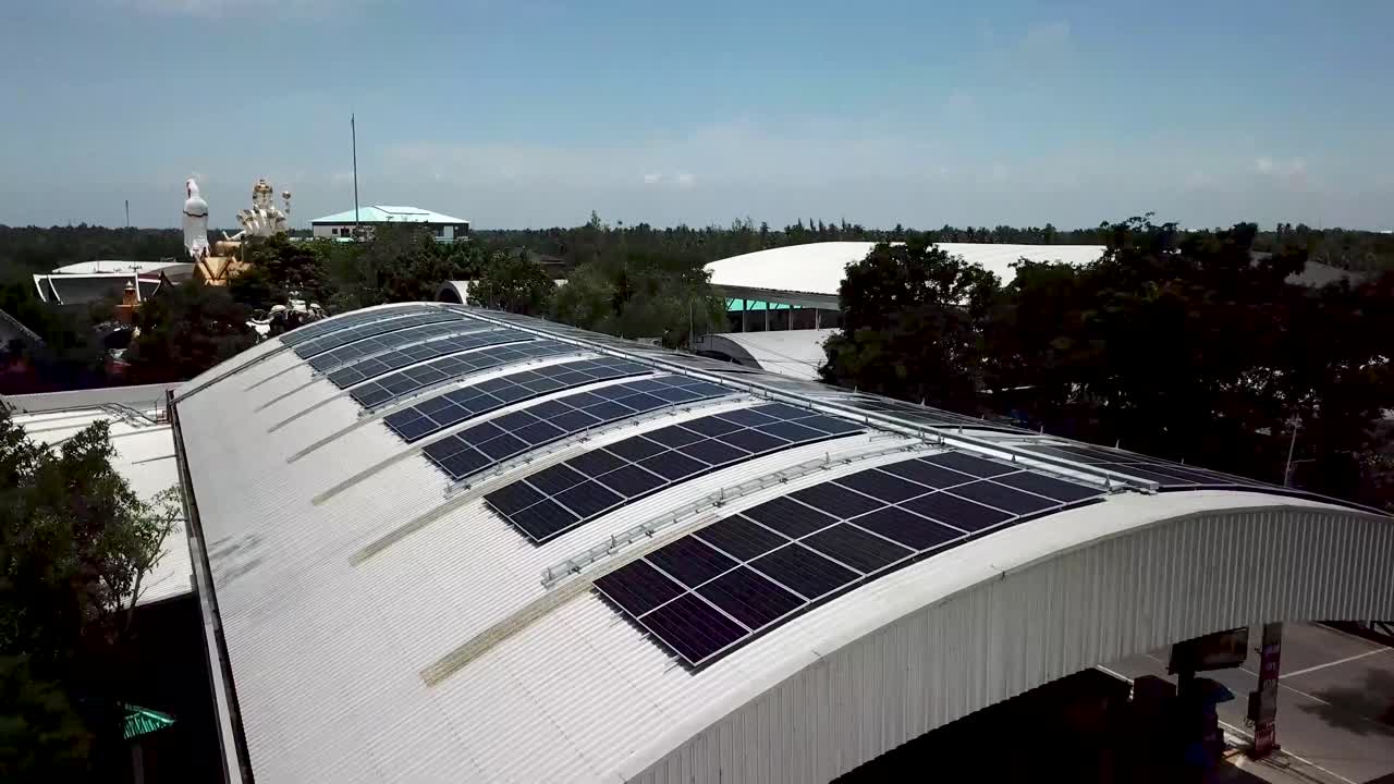 vista aérea de paneles solares en el techo de un edificio moderno