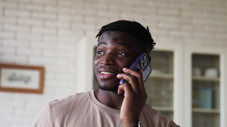 Uomo che usa il telefono a casa