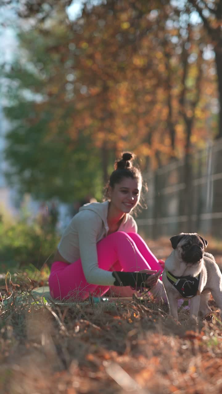 가을 에 공원 에서 개 와 함께 운동 하는 여자