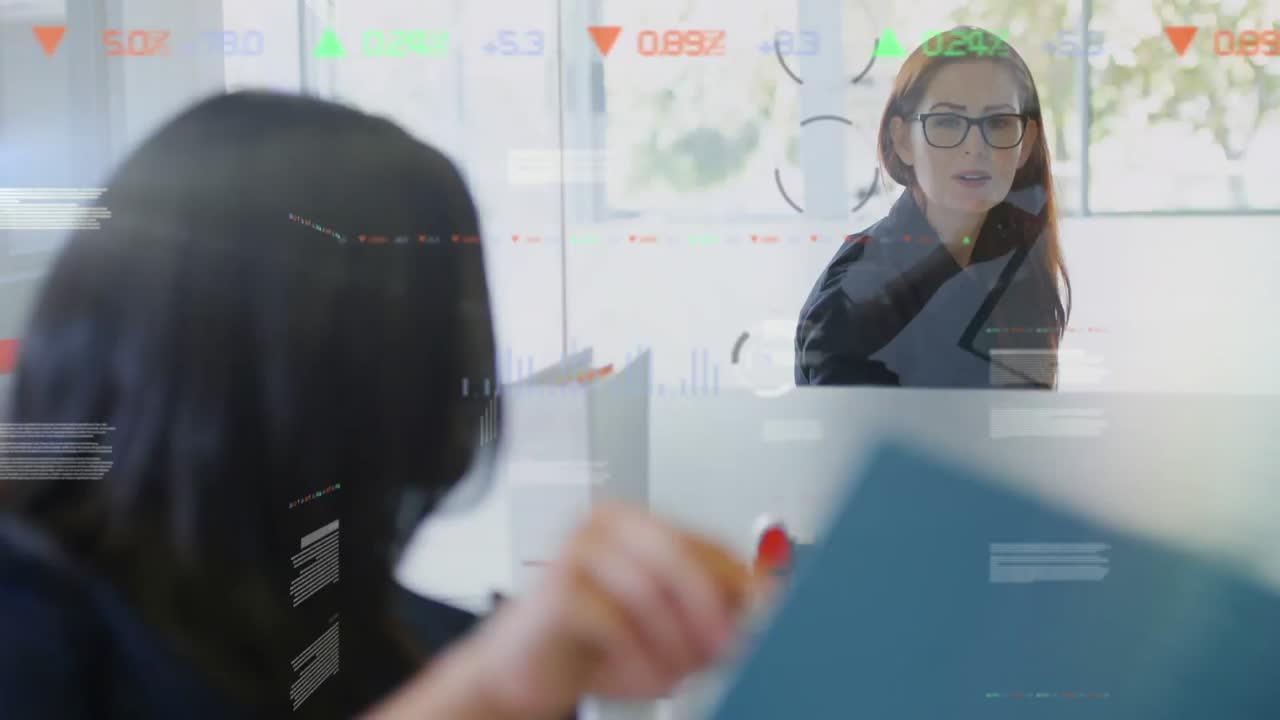 animación del procesamiento de datos sobre diversas personas de negocios en la oficina