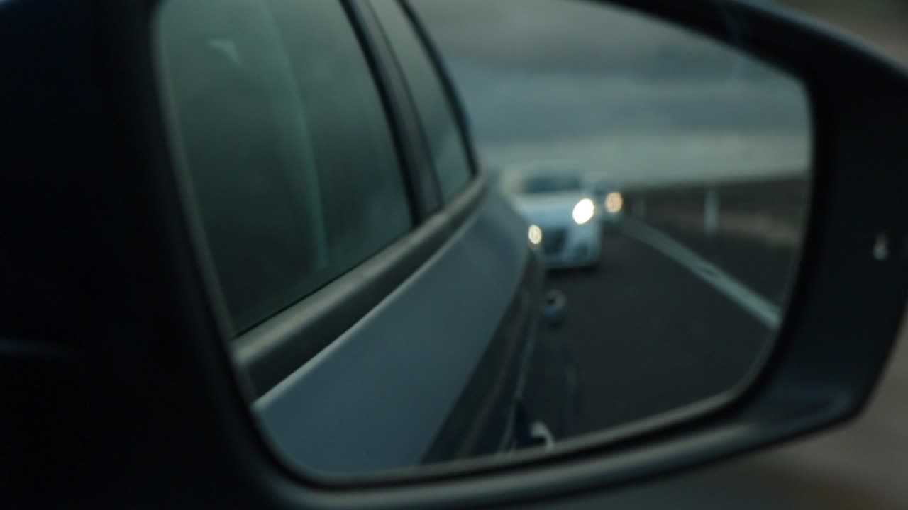 puesta de sol a través del espejo del coche