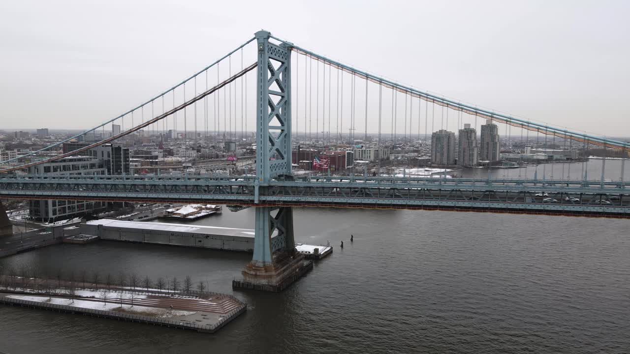 Ottima vista aerea del Ponte Benjamin Franklin in una giornata nuvolosa a Filadelfia, Pennsylvania
