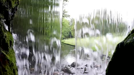 In-Der-Höhle-Spazieren-Gehen-Und-Den-Wasserfall-Betrachten