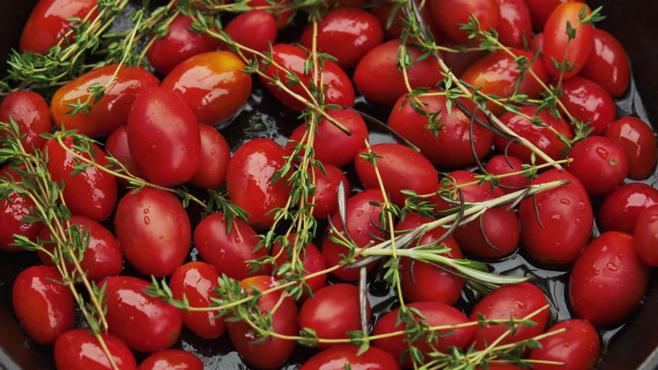 오븐 에 넣을 수 있는 활기찬 체리 토마토 를 로즈마리 와 티밍 으로 은 은 철 비 에 넣는다