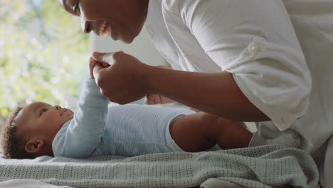 Feliz-Madre-Afroamericana-Cuidando-A-Un-Bebé-En-Casa-Madre-Amorosa-Cuidando-A-Un-Niño-Pequeño-Tomados-De-La-Mano-Suavemente-Calmando-A-Su-Hijo-Disfrutando-De-La-Maternidad