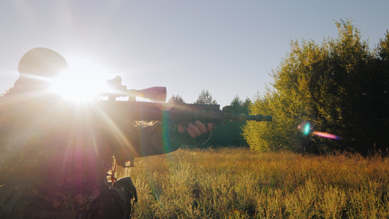 hombre armado con el uniforme de los estados unidos avanza apunta