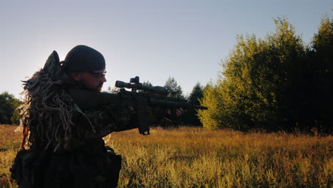 hombre armado con el uniforme de los estados unidos avanza apunta