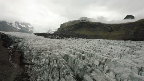 drone volando hacia arriba y hacia un gran glaciar en islandia 4k