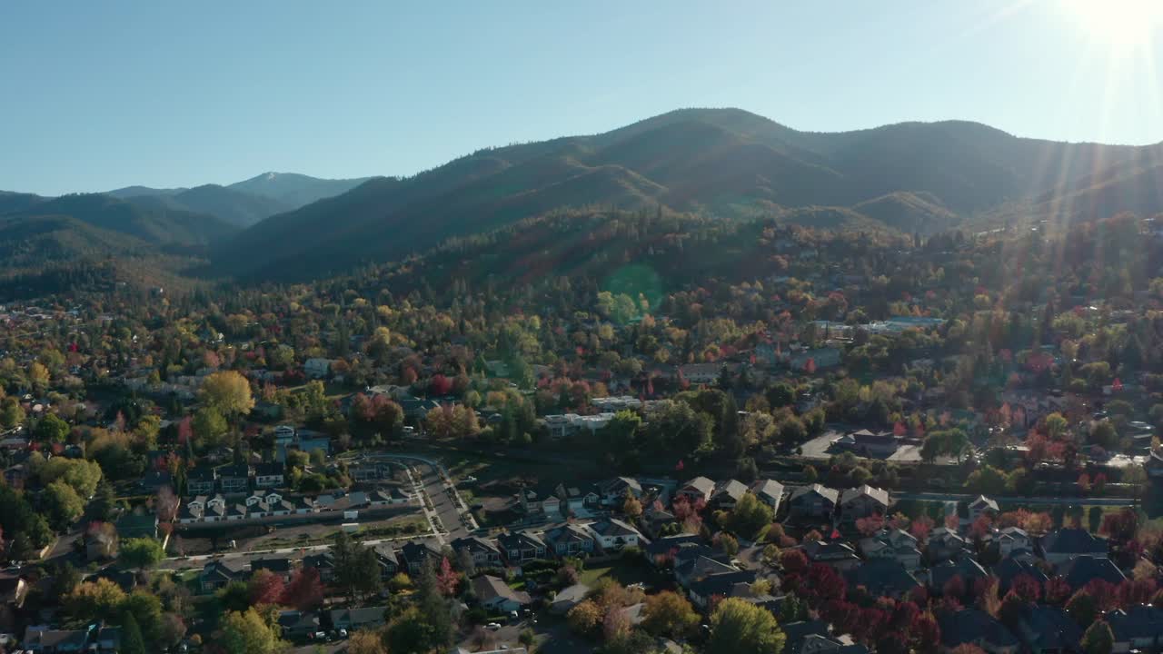 오리건 주 남부 애랜드 시내에서 가을 동안 다채로운 나무