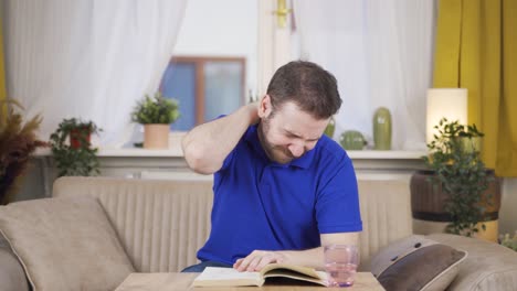 hombre con dolor de cuello.
