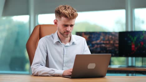 Young-Businessman-Concentrated-on-Notebook,-Engaged-in-Precise-Writing-for-Financial-Analysis