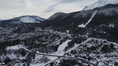 Bergdorf-Mit-Wald-Und-Schnee