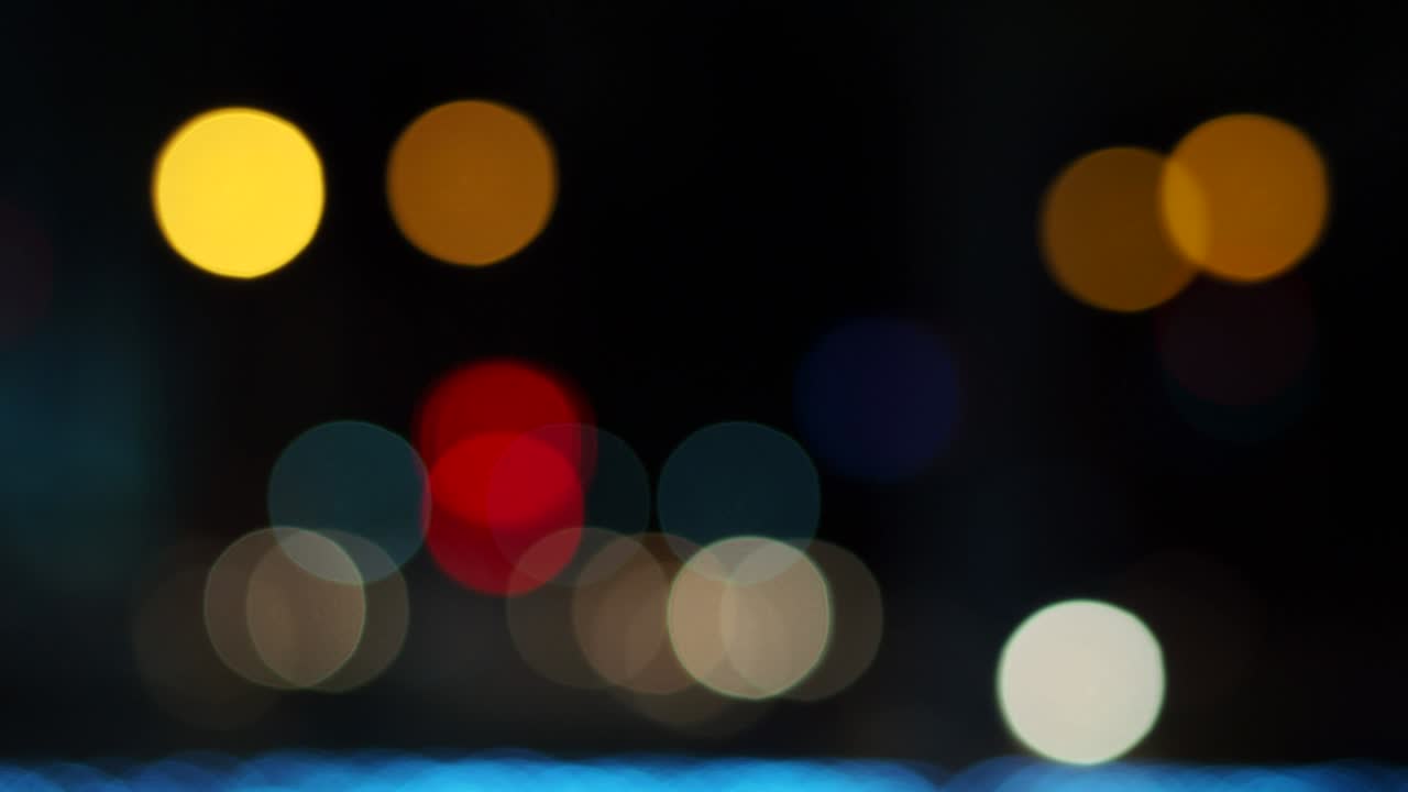 enfoque borroso de la luz en fondo negro de la lámpara en la noche en navidad antes del año nuevo 2018 tan hermosa fiesta romántica