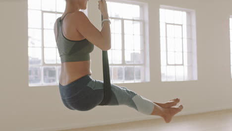 Mujer-De-Yoga-Aérea-En-Forma-Practicando-Posturas-Usando-Una-Hamaca-Disfrutando-Del-Estilo-De-Vida-Físico-Haciendo-Ejercicio-En-El-Estudio-De-Entrenamiento-De-Meditación-Al-Amanecer.