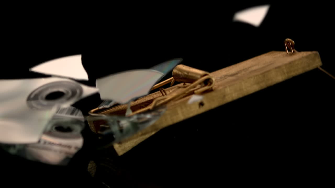 마우스 트은 cd-rom을 고 그것을 깨뜨립니다.