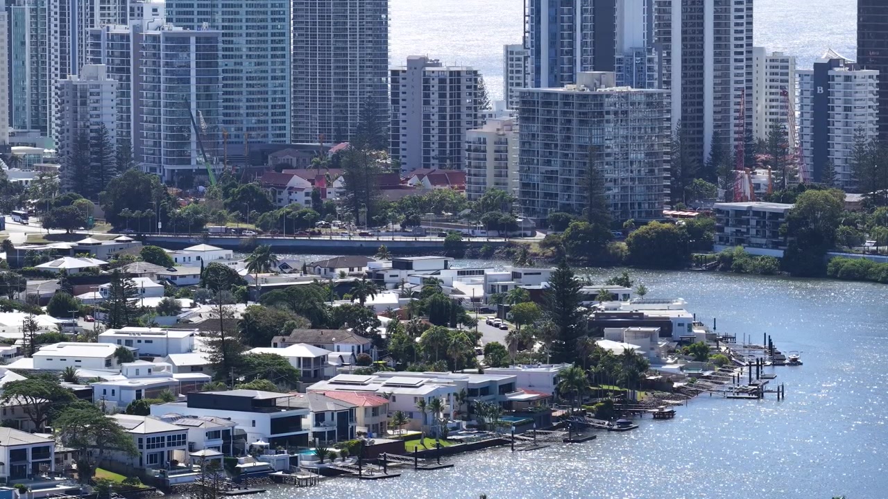 Paesaggio urbano moderno con case sul lungomare e grattacieli