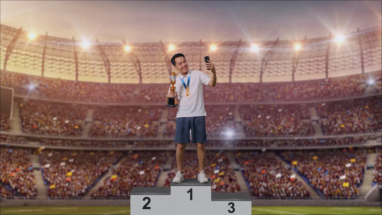 el ganador celebrando en el podio