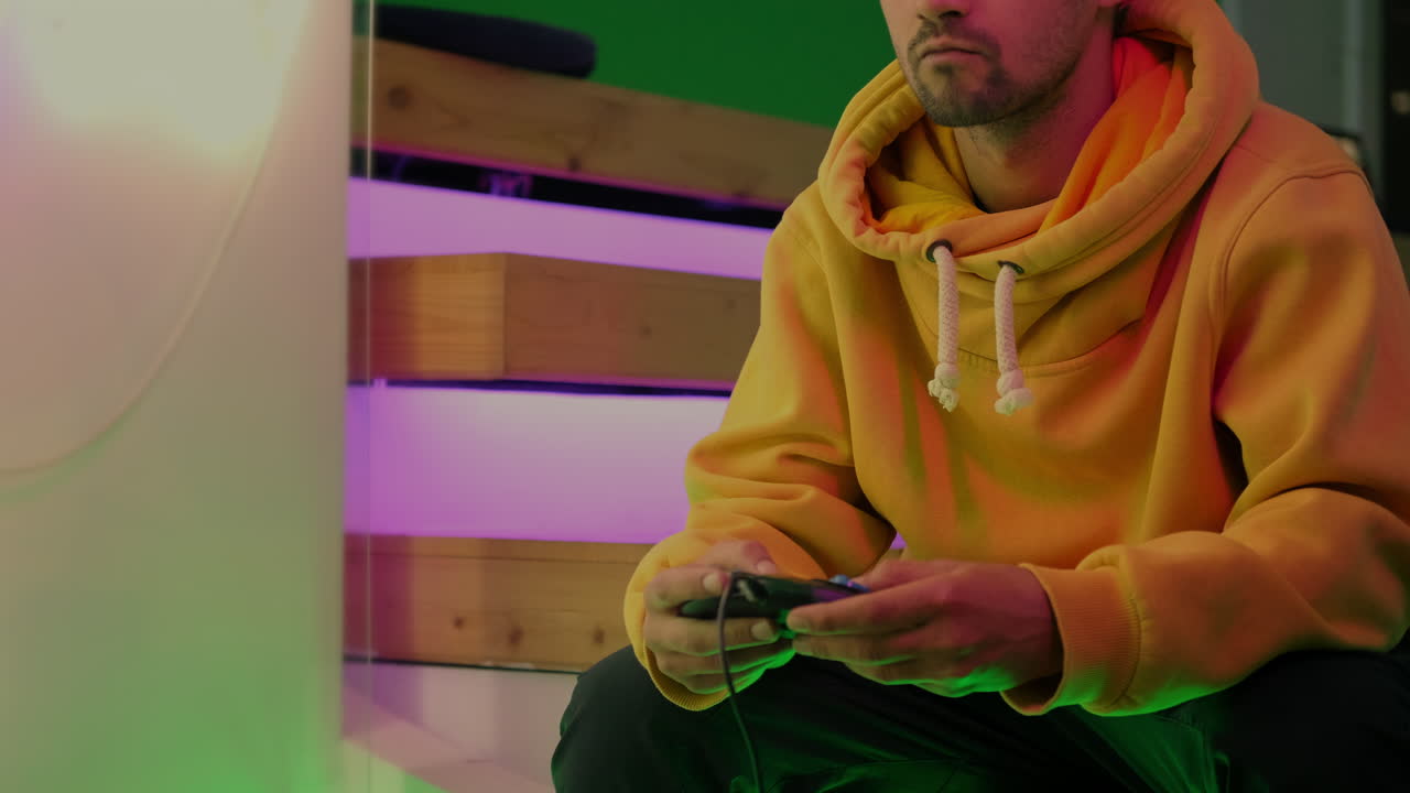 hombre jugando a un videojuego en una configuración de juego de moda