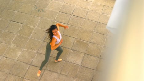 Hermosa-Bailarina-Bailando-En-La-Ciudad-4k