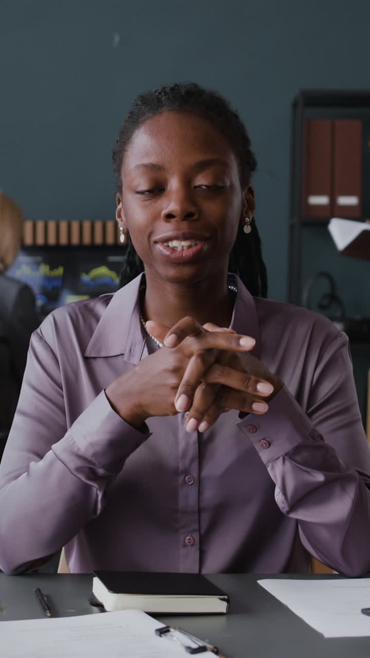 mujer de negocios en una reunión