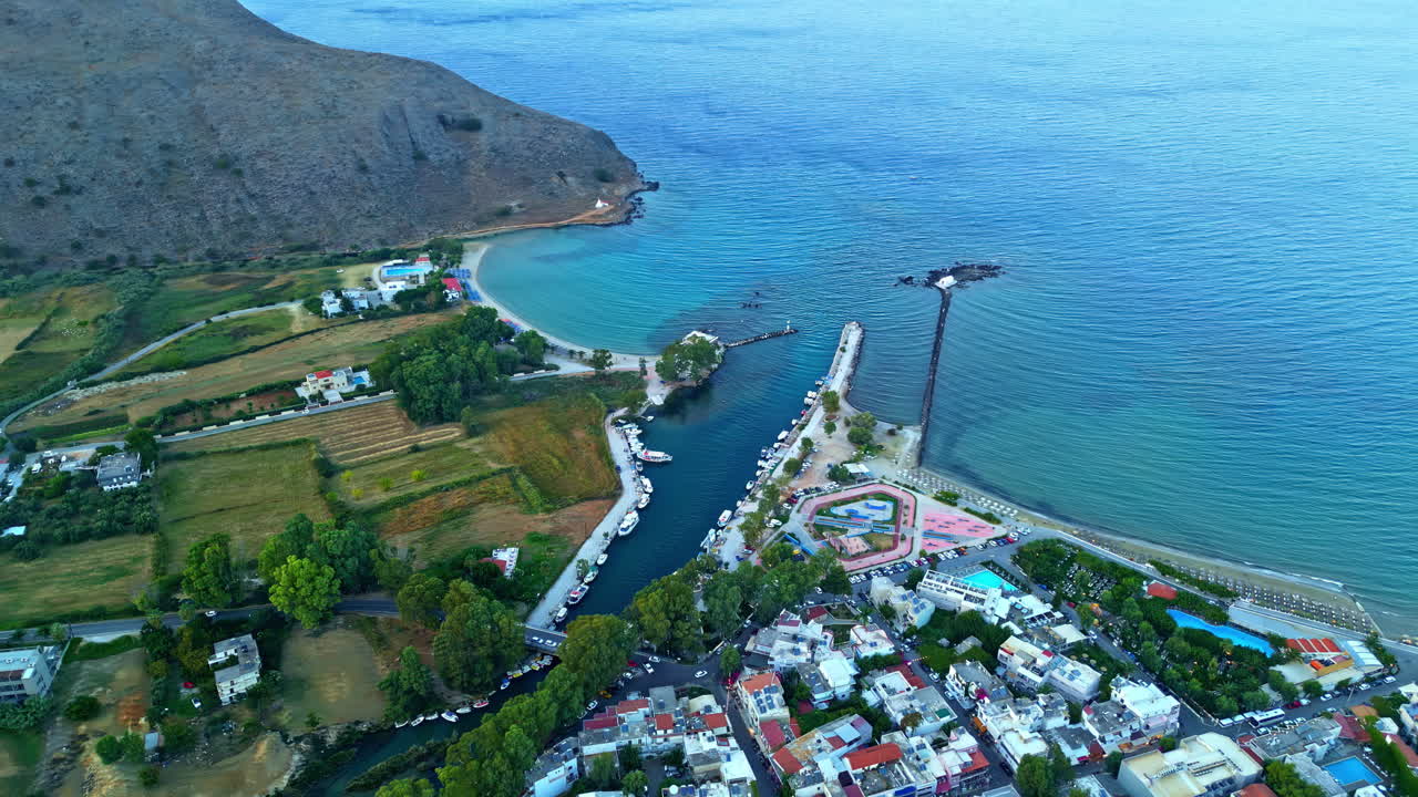 Yunanistan'ın Girit adasının kuzeybatı kıyısında yer alan sahil kasabası Georgioupoli, havadan drone görüntüsü.