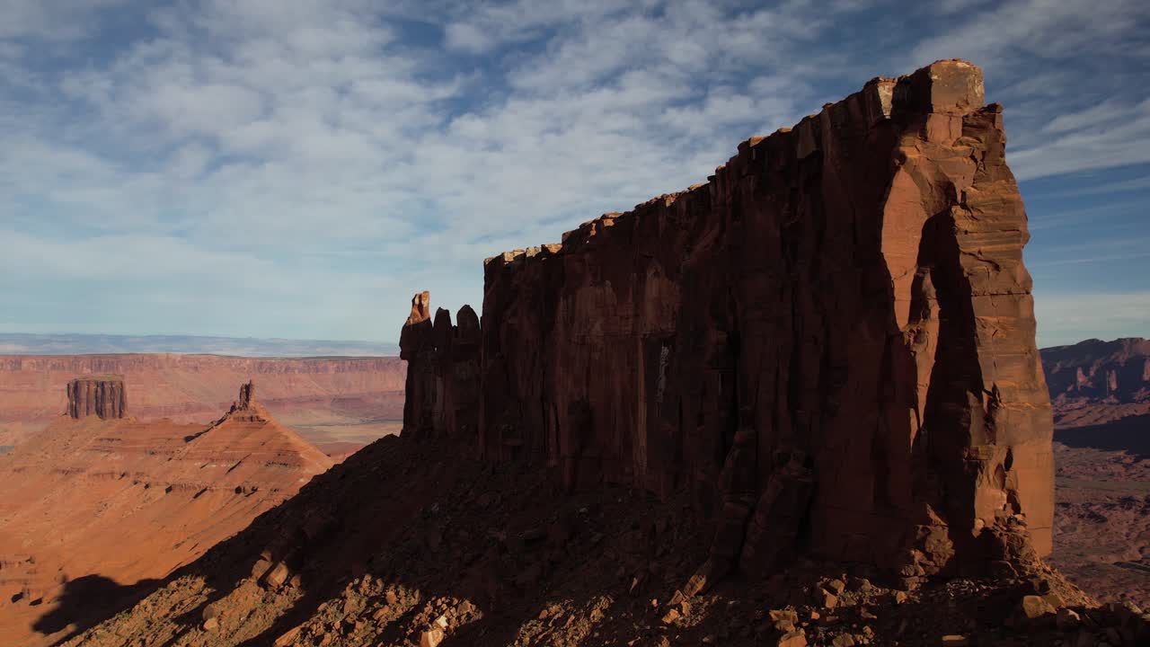tomada de avión no tripulado de la increíble formación de roca roja en el desierto de utah, castle valley ee.uu.