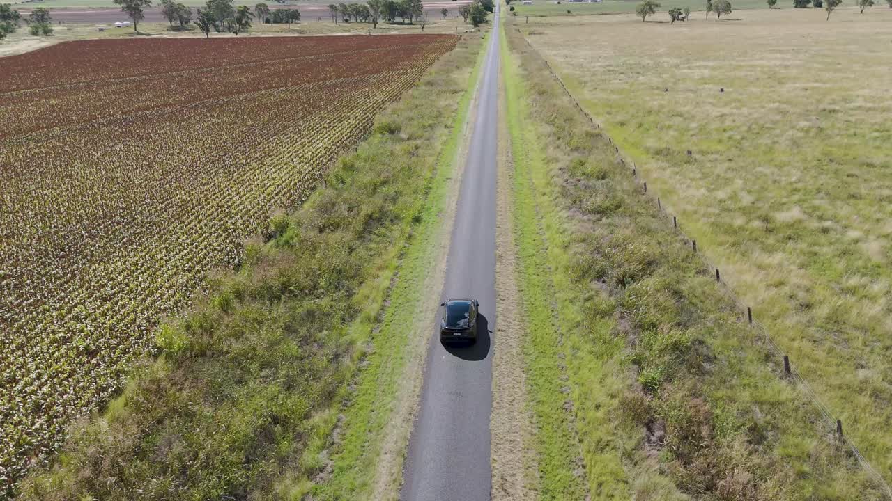 한 자동차 가 시골 도로 에서 천천히 이동 하고 있다