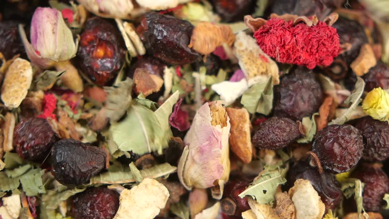 variedad de frutas y hierbas secas para el té