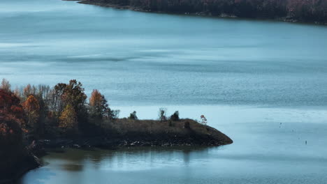 Autumn-Colors-In-Lake-Fort-Smith-State-Park-In-Boston-Mountains,-Arkansas,-USA