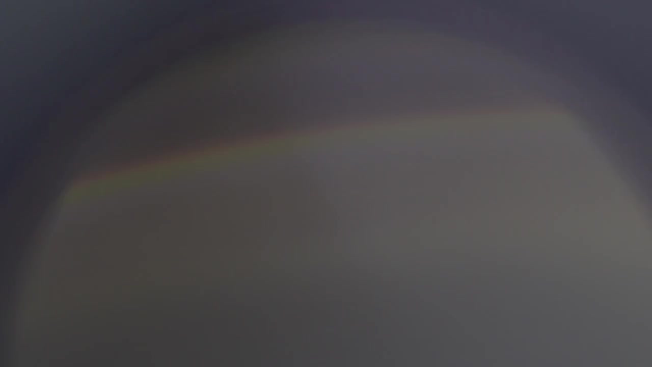 Fughe di luce arcobaleno eteree e transizione con bagliore dell'obiettivo