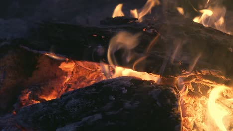 Primer-Plano-De-La-Quema-De-Madera-En-Una-Chimenea,-Toma-Cinematográfica-De-Alta-Calidad