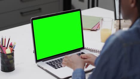 estudiante afroamericana usando una computadora portátil con espacio de copia en la pantalla