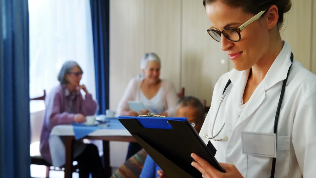 retrato de una doctora leyendo informes 4k