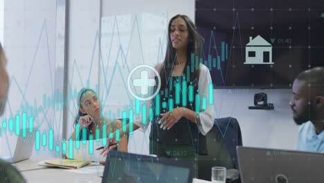 animación de iconos, gráficos y números cambiantes, mujeres diversas compartiendo ideas con compañeros de trabajo