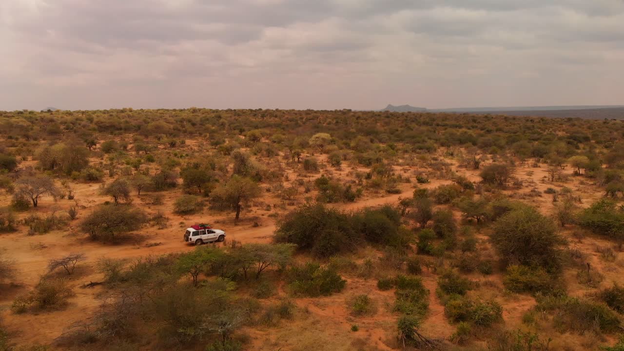 Un'auto fuoristrada 4x4 che attraversa il territorio Samburu nel Kenya settentrionale.