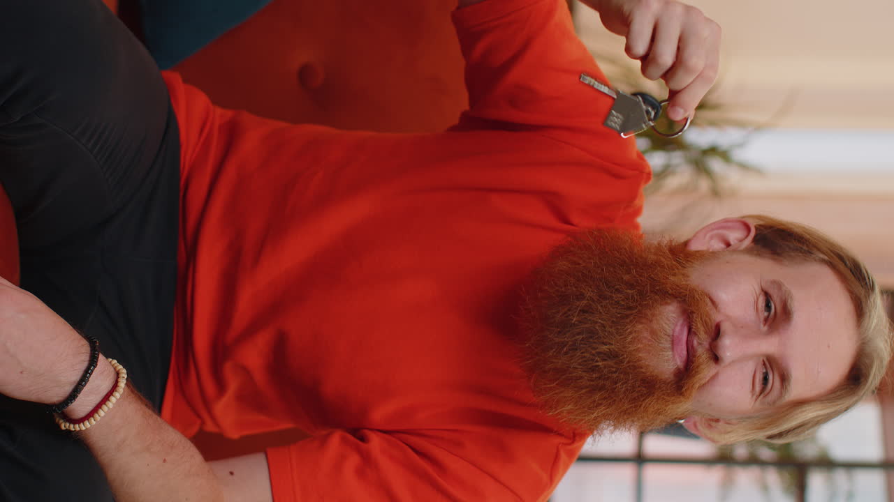 부동산 대리인: 새로운 집, 집, 아파트, 부동산 구매 또는 임대 열를 보여주는 사람