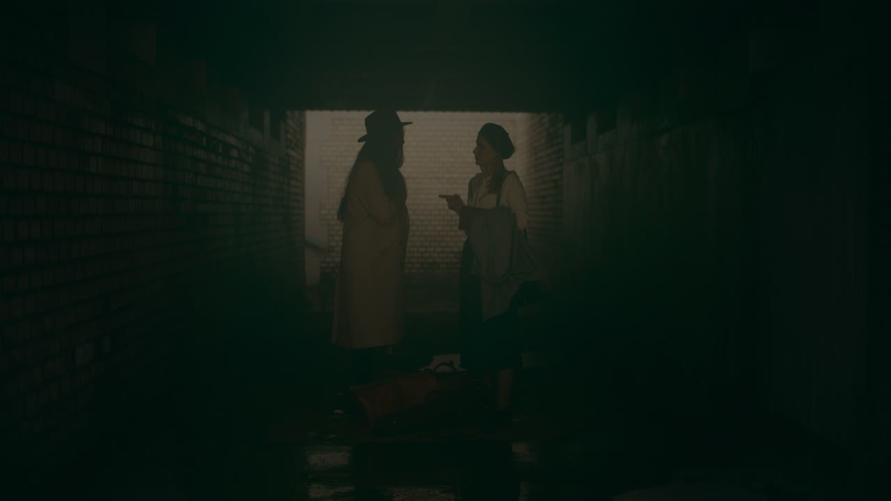 Due donne che discutono in un tunnel.