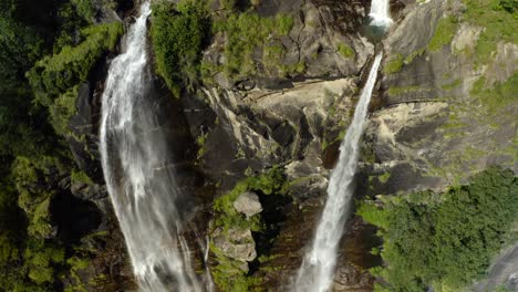 cascada de aquafraggia en los alpes italianos cerca de chiavenna en italia - toma aérea de un dron