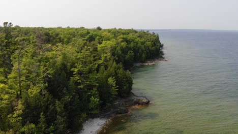 toma suave de drones del parque del condado de cave point en el condado de door, wisconsin, que captura