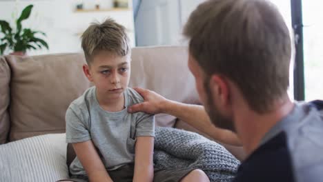 hombre caucásico pasando tiempo con su hijo juntos