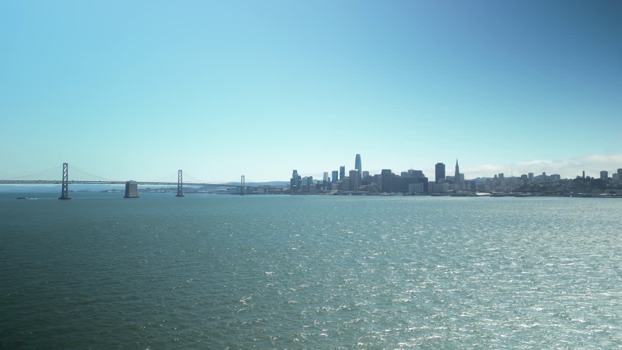 캘리포니아 주 샌프란시스코 만 지역의 보물 섬의 회전 항공 영상