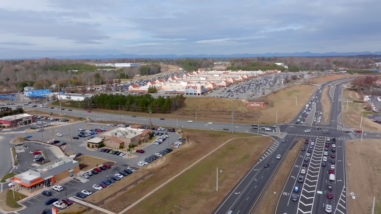 vista aérea de un centro comercial y una intersección de autopistas en invierno