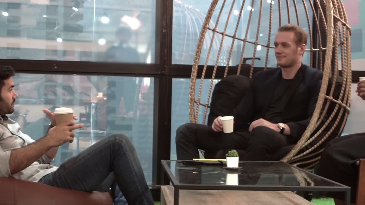 Kontormedarbejder slapper af i kaffehjørnet under en kort pause fra arbejdet.