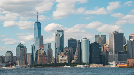 Hyperlapse-Ansicht-Der-Skyline-Von-Manhattan,-Aufgenommen-Von-Governor&#39;s-Island-In-New-York-An-Einem-Klaren,-Schönen-Sommertag