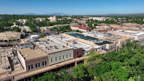 Shops-and-stores-in-downtown-Santa-Fe,-New-Mexico-during-summer