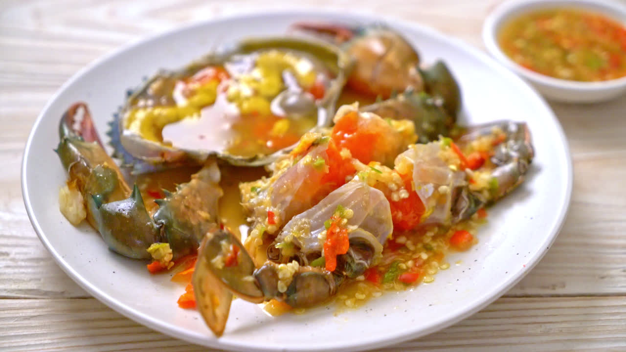 huevos de cangrejo en escabeche con salsa picante de mariscos