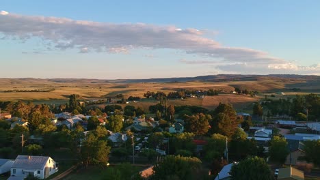 Elevándose-Sobre-Las-Casas-De-Adaminaby-Y-Revelando-El-Sol-En-Las-Colinas