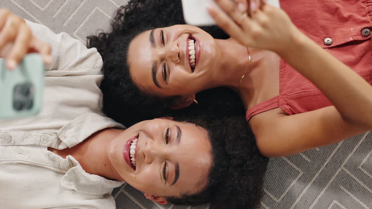 amigos felices tomándose una selfie