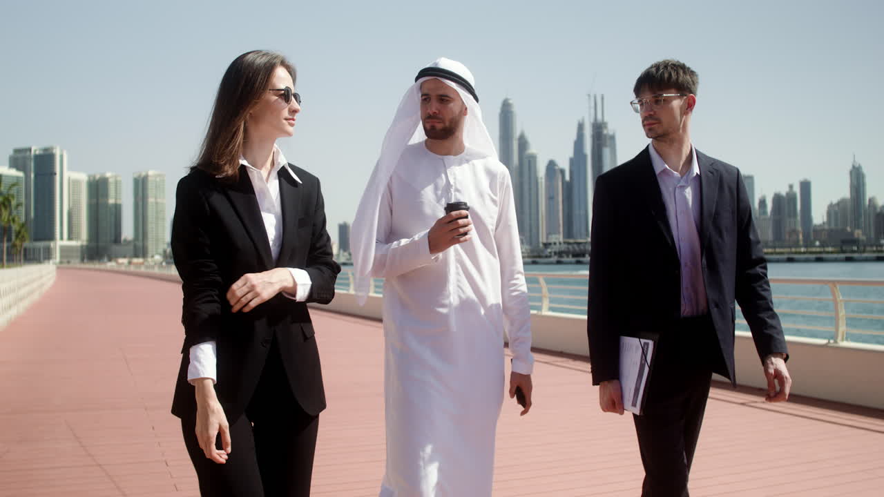 세 사람이 사업에 대해 얘기하고 있습니다.