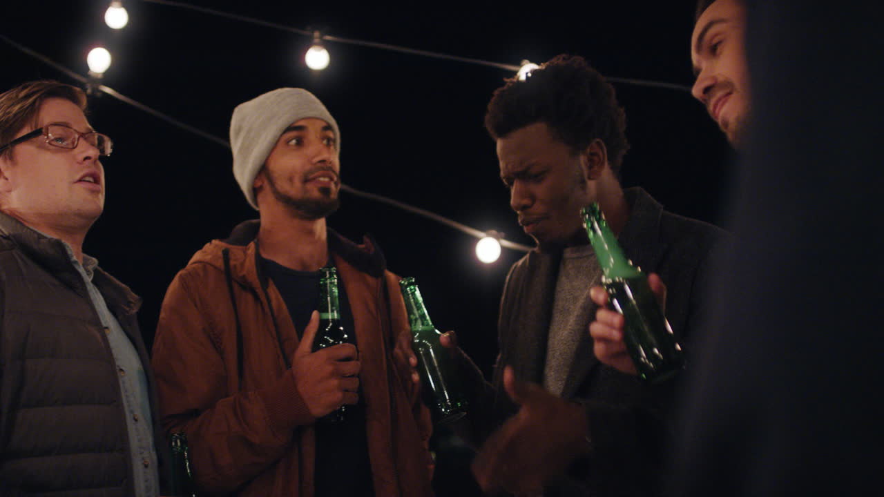 다양한 옥상 파티 친구들이 어울려서 대화를 나누고 함께 사교를 즐기고 행복한 재회 모임 술을 마시고 밤에 대화를 나누고